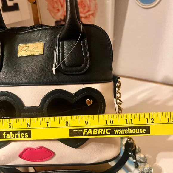 Betsey Johnson NWOT Black and White with Heart Sunglasses crossbody bag - Picture 10 of 12